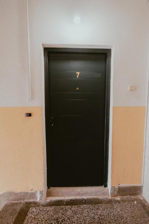 Bloom Suites Pristina Esterno foto