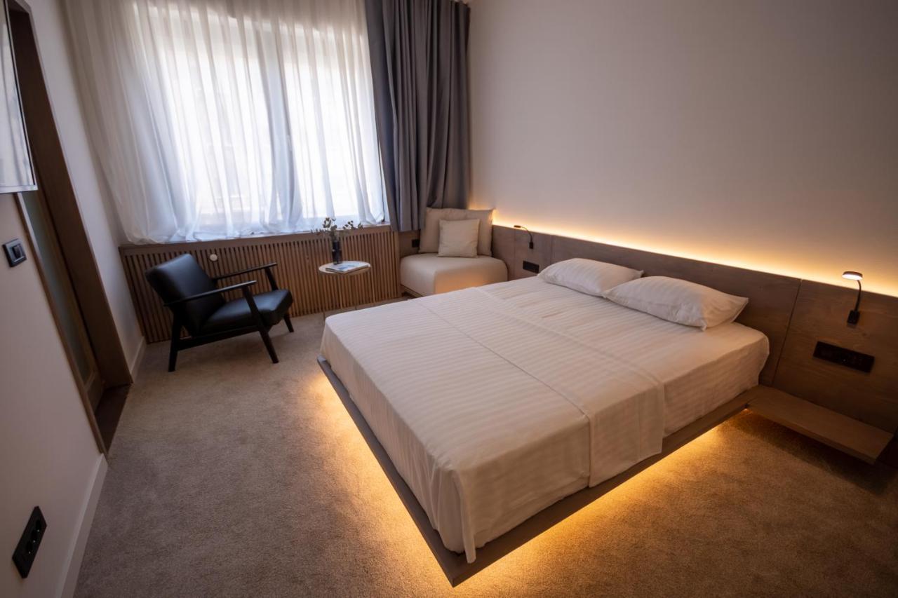 Bloom Suites Pristina Esterno foto