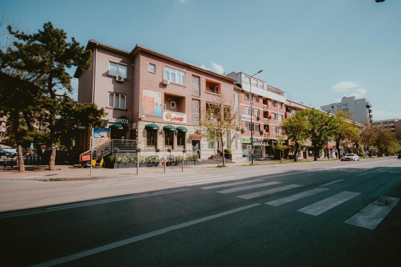 Bloom Suites Pristina Esterno foto
